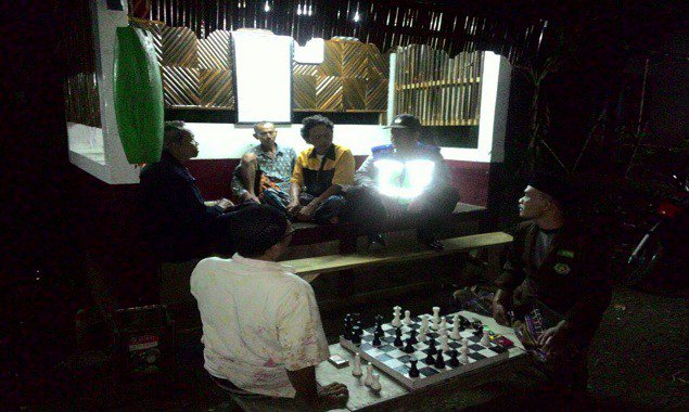 Beri Motivasi Warga Tingkatkan Ronda, Kanit Binmas Polsek Warungpring Ngeronda Bareng Warga polsekwarungpring.com/beri-motivasi-…