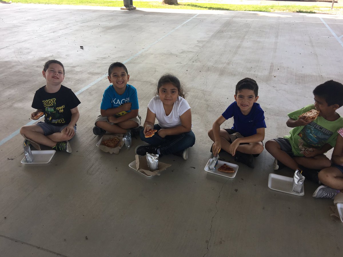 KinderGonzalez's tweet photo. Pizza at the park! #secondplacewinner https://t.co/Kp9WU2myjv
