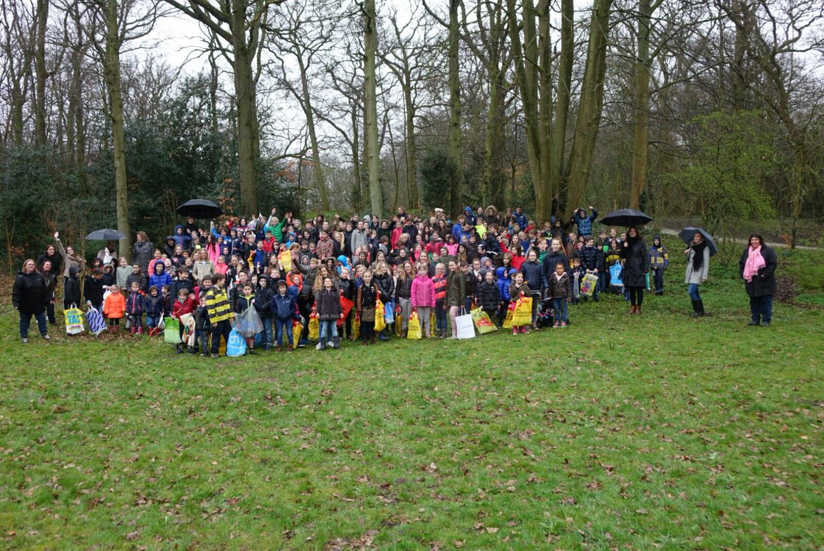 margje01's tweet photo. De bosbeekkinderen in het bos aan het "jutten" bij de start project Natuur https://t.co/U8bIDSYFjf