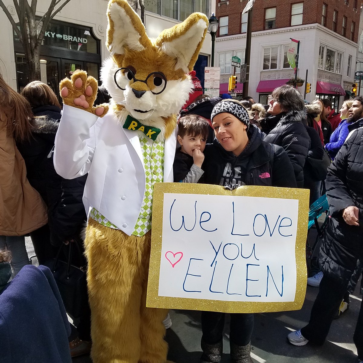 TRatzell's tweet photo. #elleninphilly #RAKRabbit https://t.co/NMp89oroZM