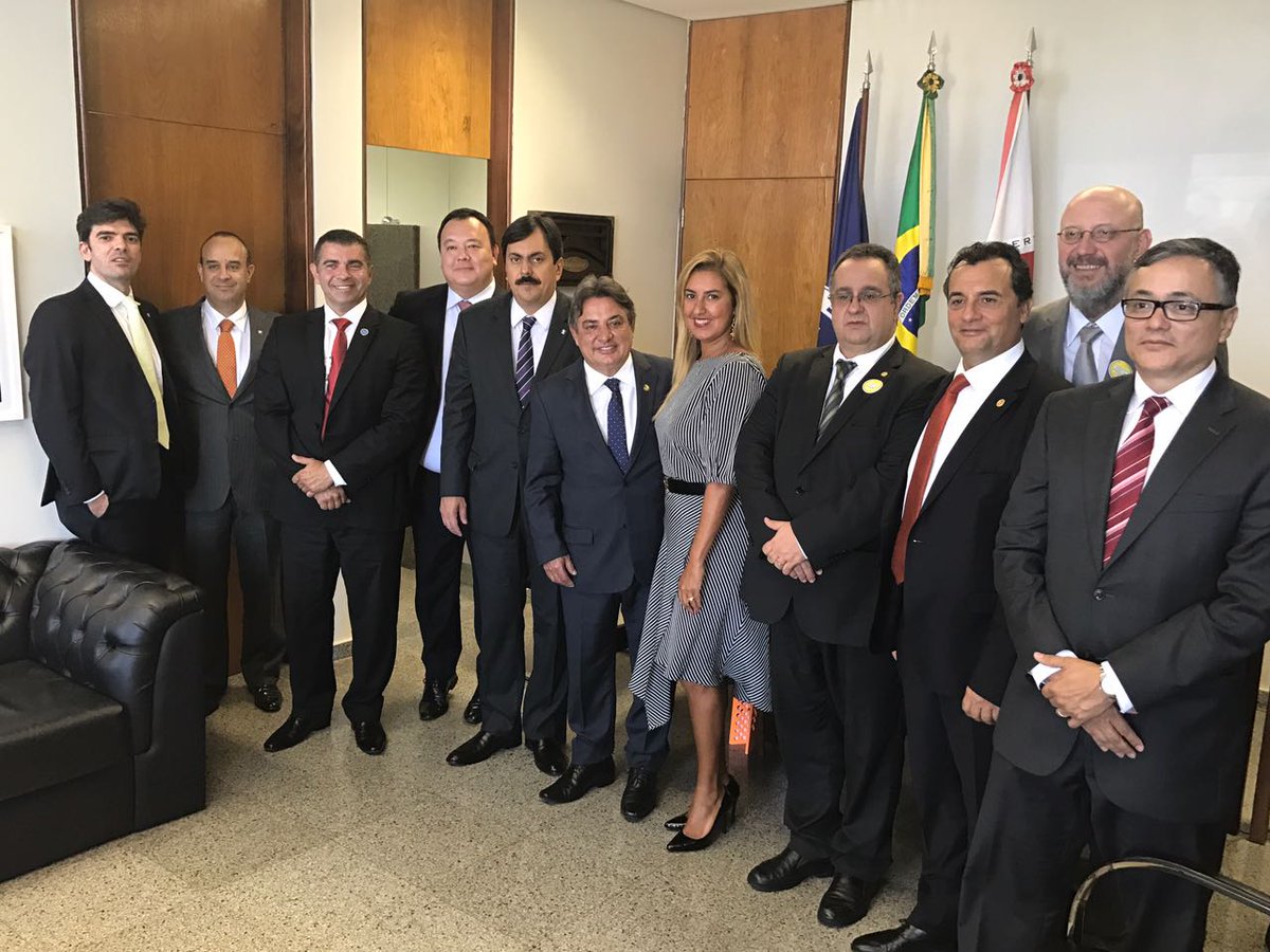 zezeperrella's tweet photo. Recebendo representantes da Associação dos Magistrados Brasileiros #PEC63 https://t.co/2uL7trKZc0
