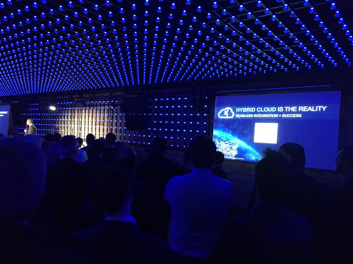 NetAppFrance's tweet photo. Le #CloudHybride est la réalité ! @bruno_picard #dataful #datafulnight https://t.co/mrQQXvLSyX