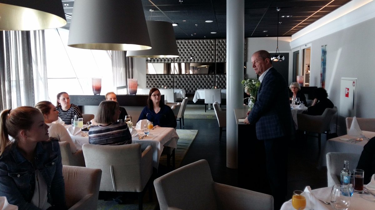 VirginieKlunder's tweet photo. Heerlijke lunch met etiquette in restaurant #Chronos @rocvantwente als dank voor inzet Gastdames Open Dag #managementassistentes https://t.co/8uRsMw2KRo