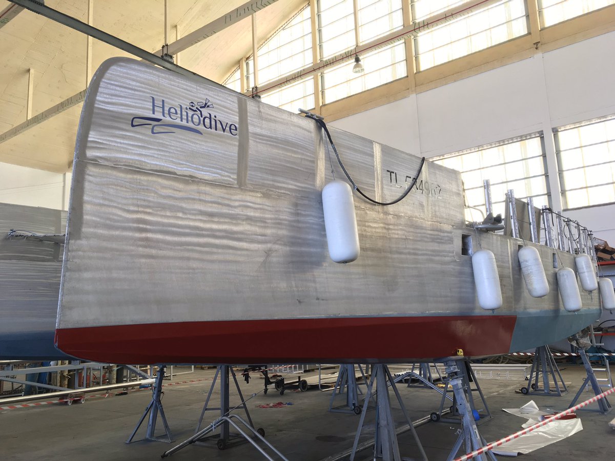 Le catamaran de plongée à propulsion électrique Heliodive s'équipe du film antifouling. Meilleure glisse donc meilleure autonomie !