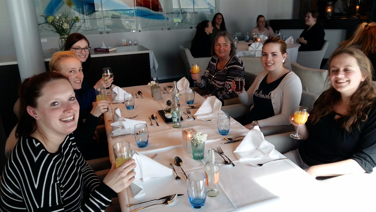 VirginieKlunder's tweet photo. Heerlijke lunch met etiquette in restaurant #Chronos @rocvantwente als dank voor inzet Gastdames Open Dag #managementassistentes https://t.co/8uRsMw2KRo