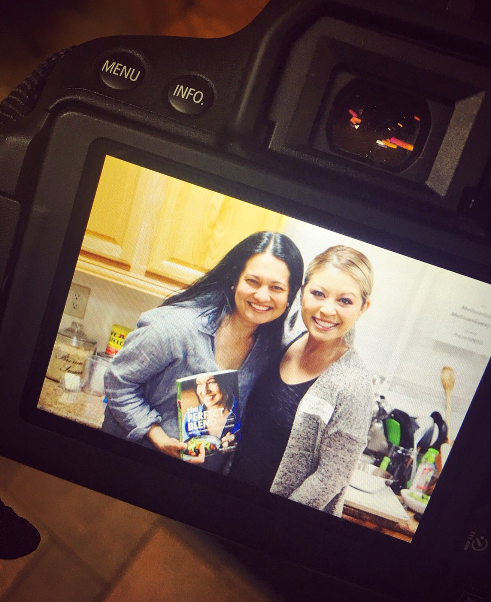 KimlaiYingling's tweet photo. In the kitchen at @MelissasProduce with @theblendergirl Tess Masters. #cookbook launch for #ThePerfectBlend #glutenfree #healthy #recipes https://t.co/CDTvVcYzVi