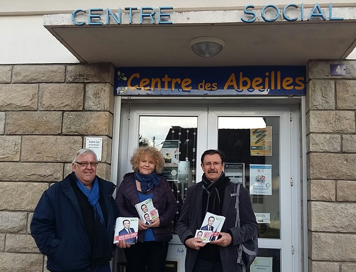 Porte-à-porte @benoithamon pour #fairebattrelecoeur des quimpérois @Le29AvecHamon #hamon2017 @fede_PS29 #quimper #Presidentielle2017