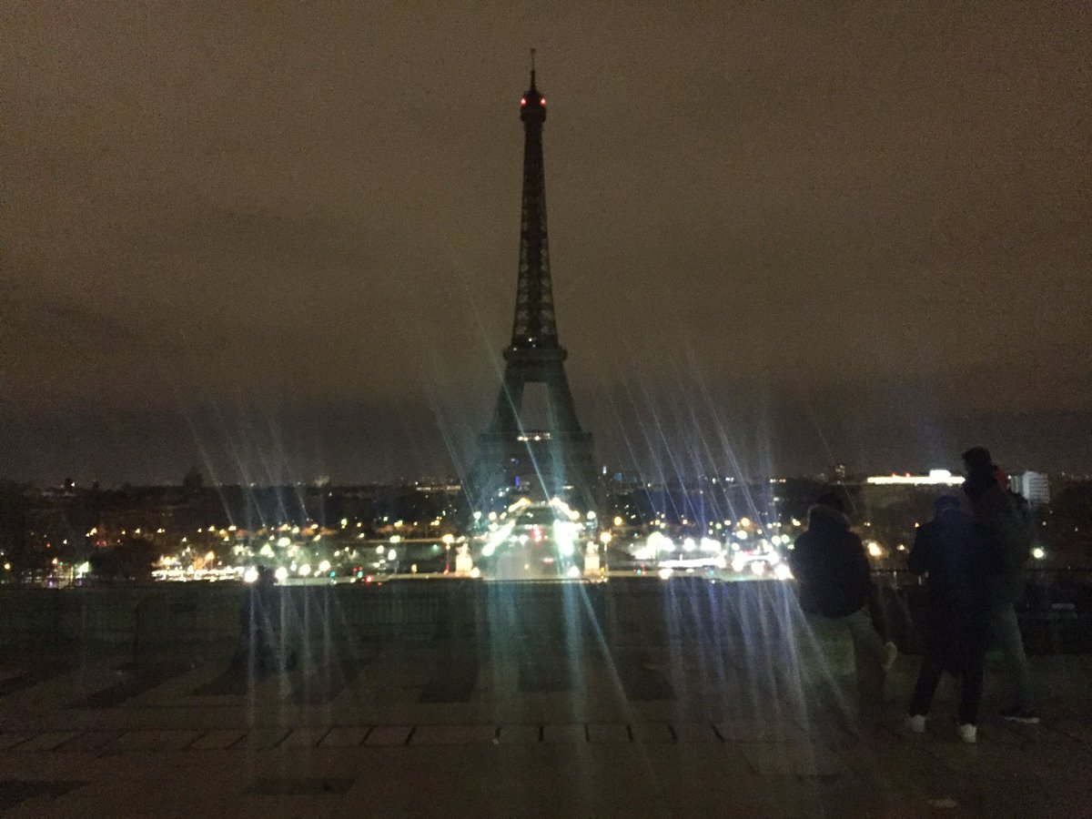 la Torre Eiffel sin luces ahora en homenaje a las víctimas del ataque en Londres