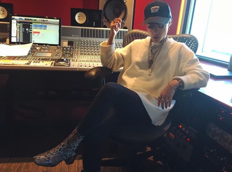 TSinclairDaily's tweet photo. [03.22 / PHOTO]
Teddy working in the studio today in New York with Willy and @OfficialGrace. https://t.co/uRjSLiaaQD
