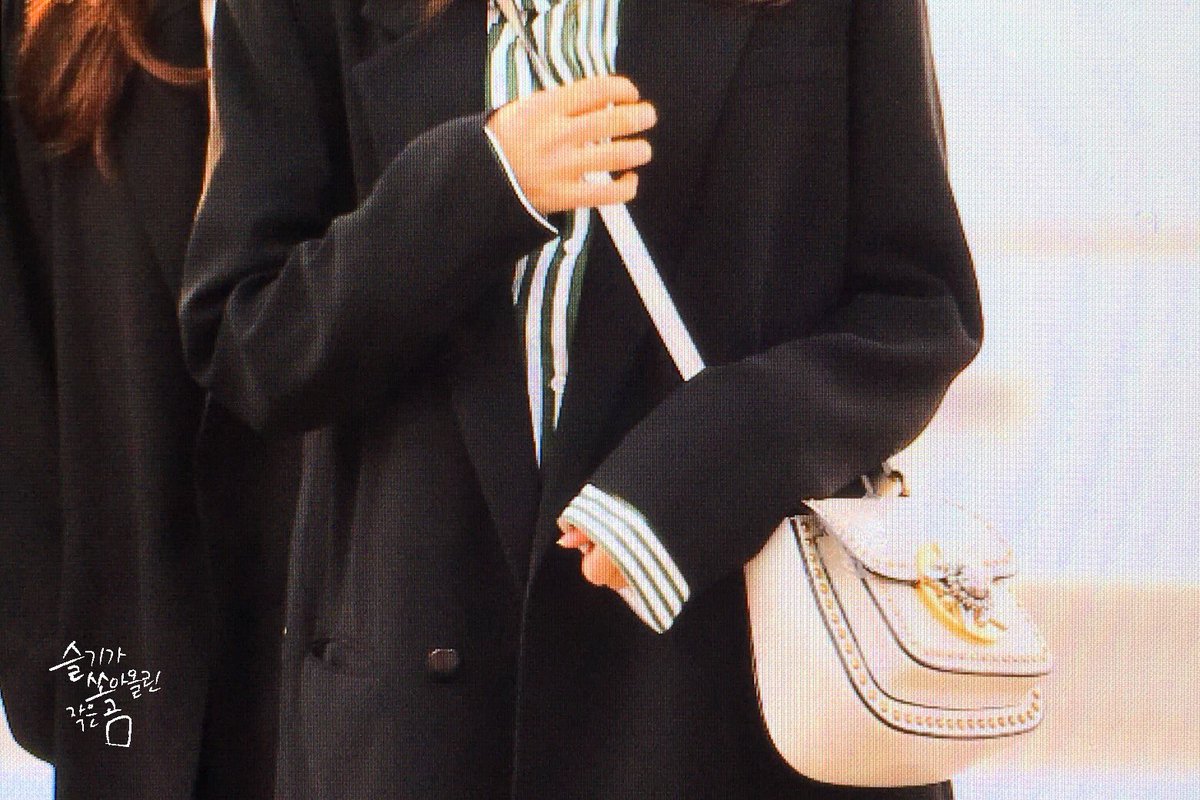 veryBaejoo's tweet photo. ความมาไทยอะ แต่งตัวคลุมโทนเรียบร้อยเคารพบ้านเมืองที่จะไป น่ารักเหลือเกิน ㅠㅠㅠㅠㅠㅠ #REDVELVET_1st_inBKK https://t.co/HlRsCnZ6ks