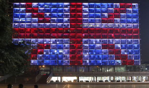 Daily_Express's tweet photo. London terror: Cities around the world show solidarity with the capital following horror #londonattack https://t.co/vkgQYuWrp3 https://t.co/3esOloii49