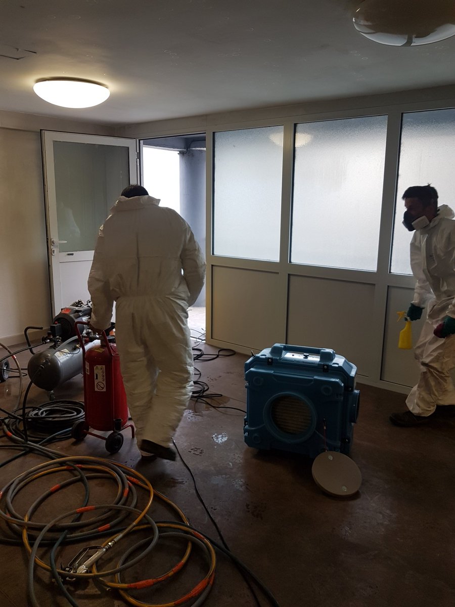 C2islimousin's tweet photo. Travail de #decontamination en toute #securite avec épurateur d air, masque et combinaisons.
@C2isRas @ReseauRAS https://t.co/LxzQswZob1