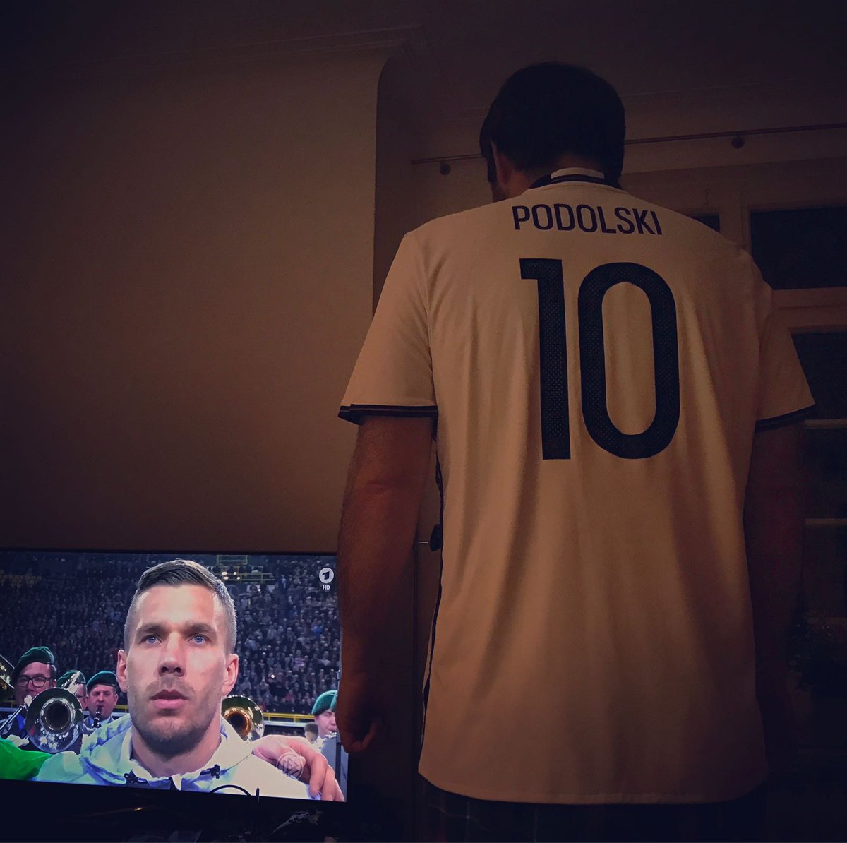 loztue's tweet photo. Für dich steh ich sogar vom Sofa auf. Tschö #Poldi! #GERENG #tschoepoldi https://t.co/Ex3R0qDQ1c