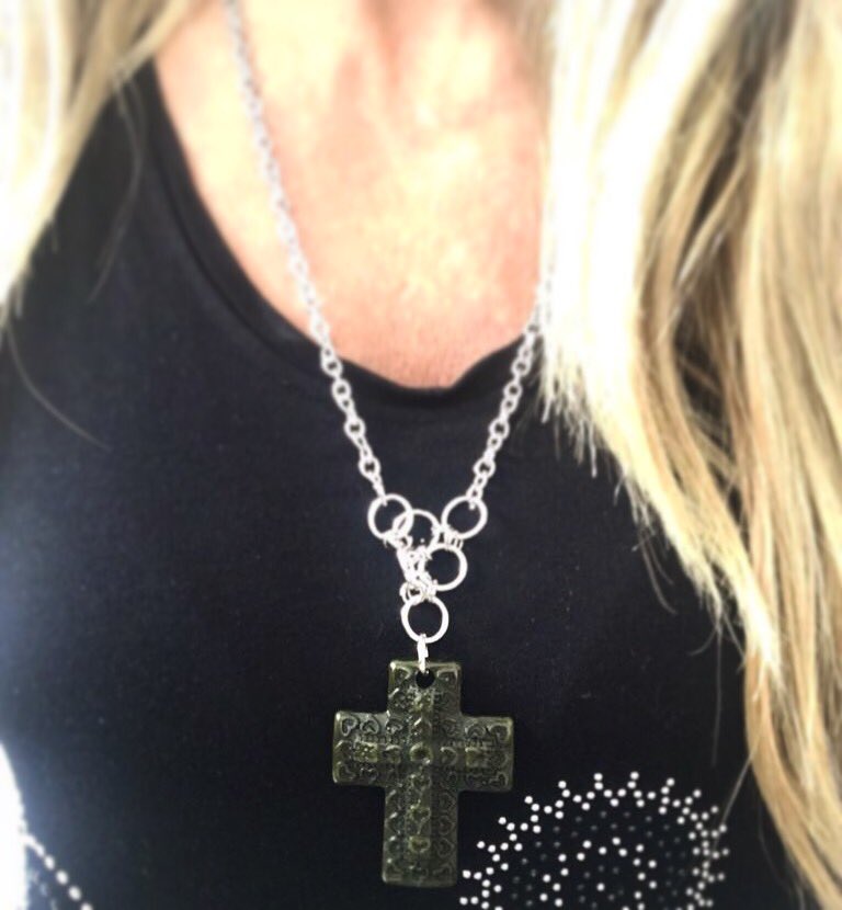 Imperfectas_it's tweet photo. Texturas y formas... #fe #cruz #collares #elestiloestaenlosdetalles #ootd #igers #instafashion https://t.co/AZWqcIuY2V