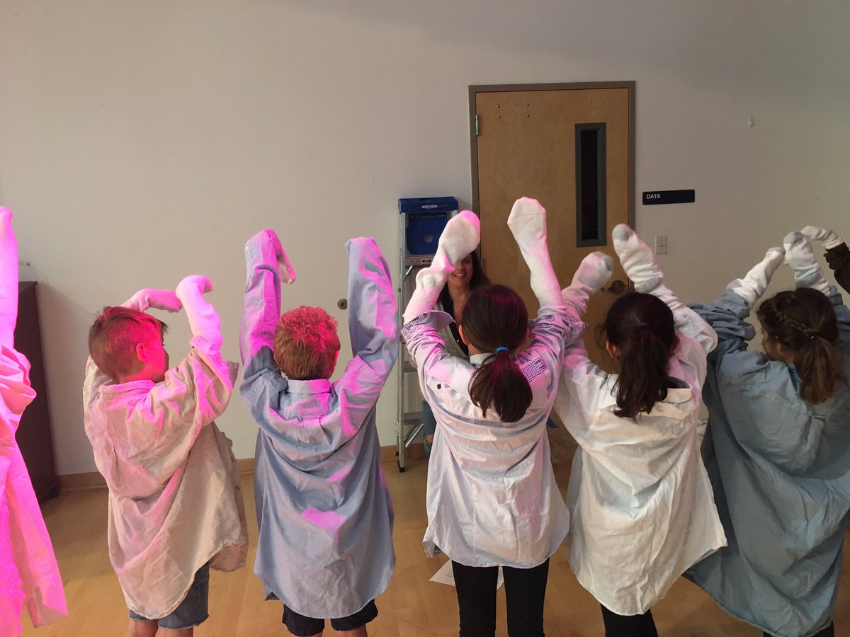 AmberFergusonGB's tweet photo. Ability Awareness! 1st graders practice fine motor skills with socks on their hands #abilityawareness @lasdk8  @GardnerGrizzly https://t.co/806PbMoiRe