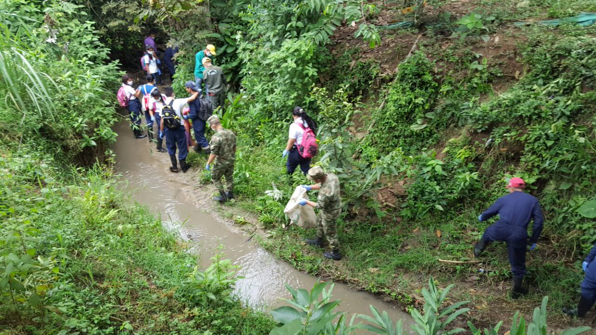 Ejercito_Div5's tweet image. #DiaMundialDelAgua 

Limpieza y mantenimiento de fuentes hídricas en mpio de La Plata. Soldados #Multimisión comprometidos con el ecosistema