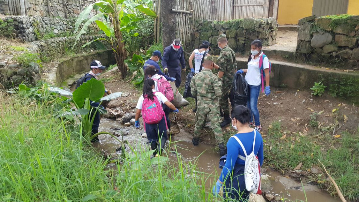 Ejercito_Div5's tweet image. #DiaMundialDelAgua 

Limpieza y mantenimiento de fuentes hídricas en mpio de La Plata. Soldados #Multimisión comprometidos con el ecosistema