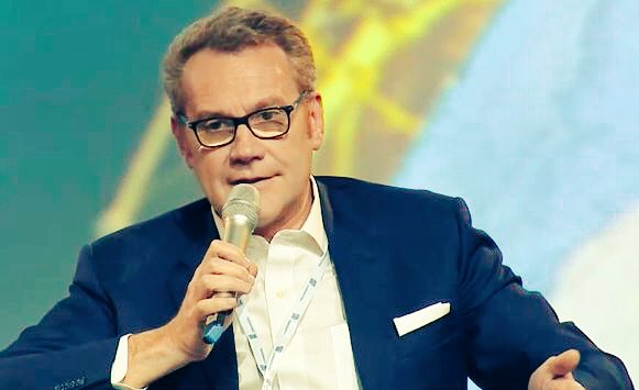 Decollanz's tweet photo. .Tra 2 anni ⏳chi non accetta oggi la sfida dell'innovazione digitale💡sarà fuori dal mercato ⏰ @ecereda #IBM oggi al #FED2017 #NOWisNEXT https://t.co/AgX0gJm7sA