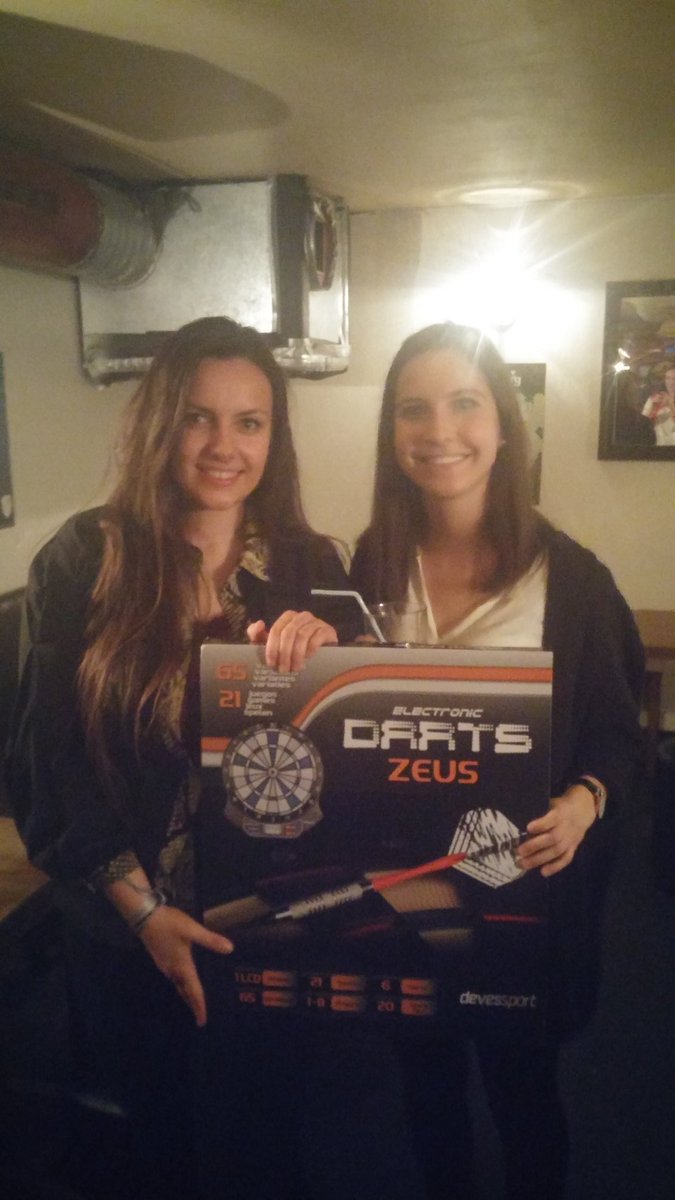 Bravo à Anaïs et Aude de <a href="/psy_insight/">PsyInsight - Junior Entreprise de l'EPP</a> qui récupèrent leur cadeau après leur victoire du défi de la meilleure grimace lors du #CRPIDF17 !