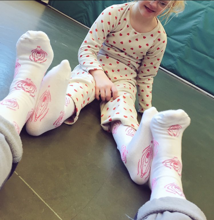 í gær vorum við í mismunandi sokkum og í dag í píku sokkum // 2 mjög mikilvæg málefni <a href="/volvanvolvan/">Völvan</a>