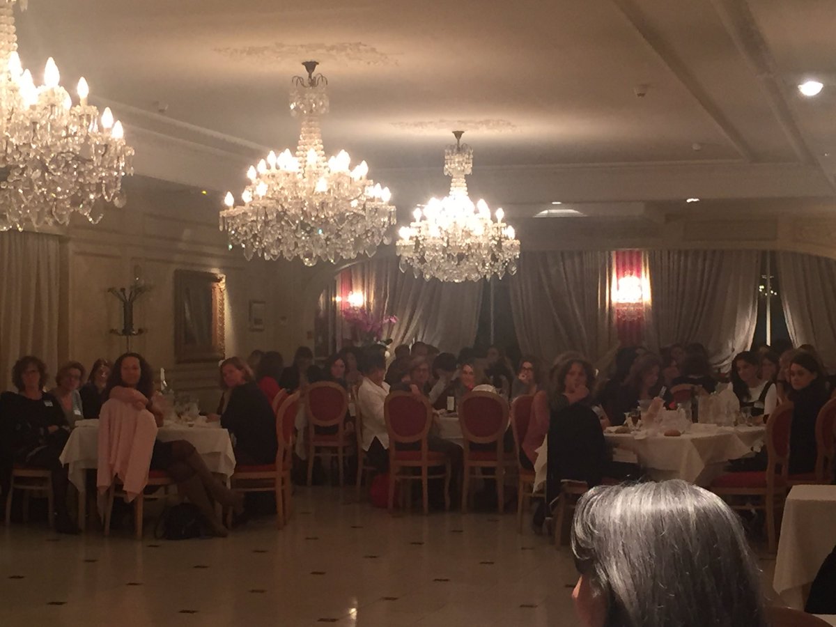 CaFemmes's tweet photo. Soirée #networkingfeminin2017 avec toutes les associations. #passion #rencontre #pitch #endirect 👍 https://t.co/Uqa82wJhxi