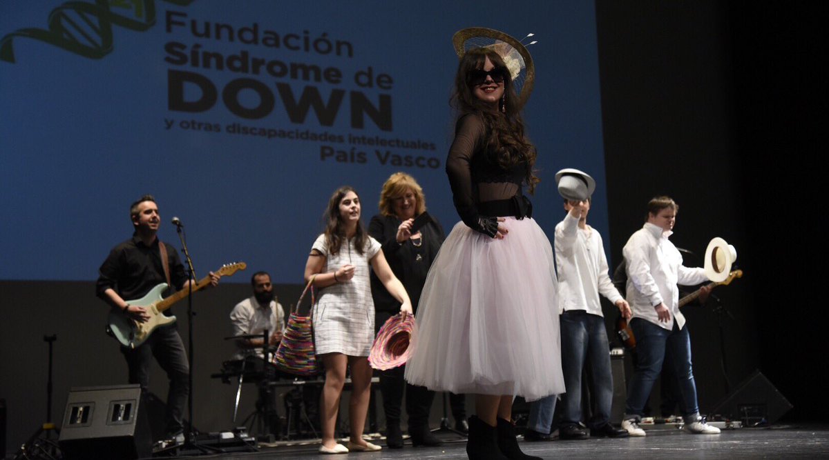 urementeria's tweet photo. Desfile de la Fundación #sindromededown del País Vasco. Bizipoza, egiteko ilusioa #inclusion #Bizkaiagoazen https://t.co/JppLzTX6i9