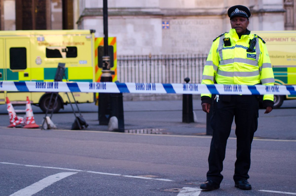 ISDphoto's tweet photo. Former ISD photo editor @KatyKlopper is currently in London studying abroad. She captured these photos following the attack at Parliament: https://t.co/iLe0VCYOeO