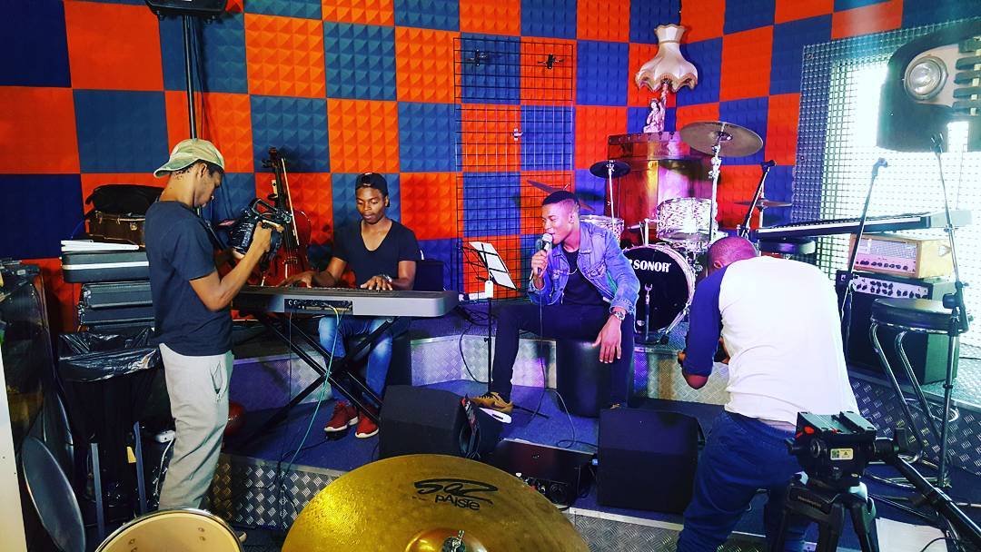 Thando_E's tweet photo. This trilogy made my day #SingingTweets. You sounded so good and had us thinking it's easy๐ช๐ฅ#VEntertainment https://t.co/0991q3ZGC1