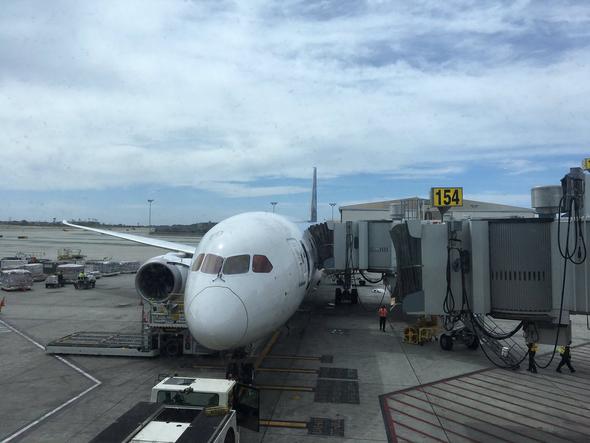 SanFiAr's tweet photo. Experiencia #Latam 👍🏼#A787 #avgeek #aeropuertolax #LAX vía #SCL a #EZE @Floxie10 @SirChandlerBlog https://t.co/puoJGZSz4E
