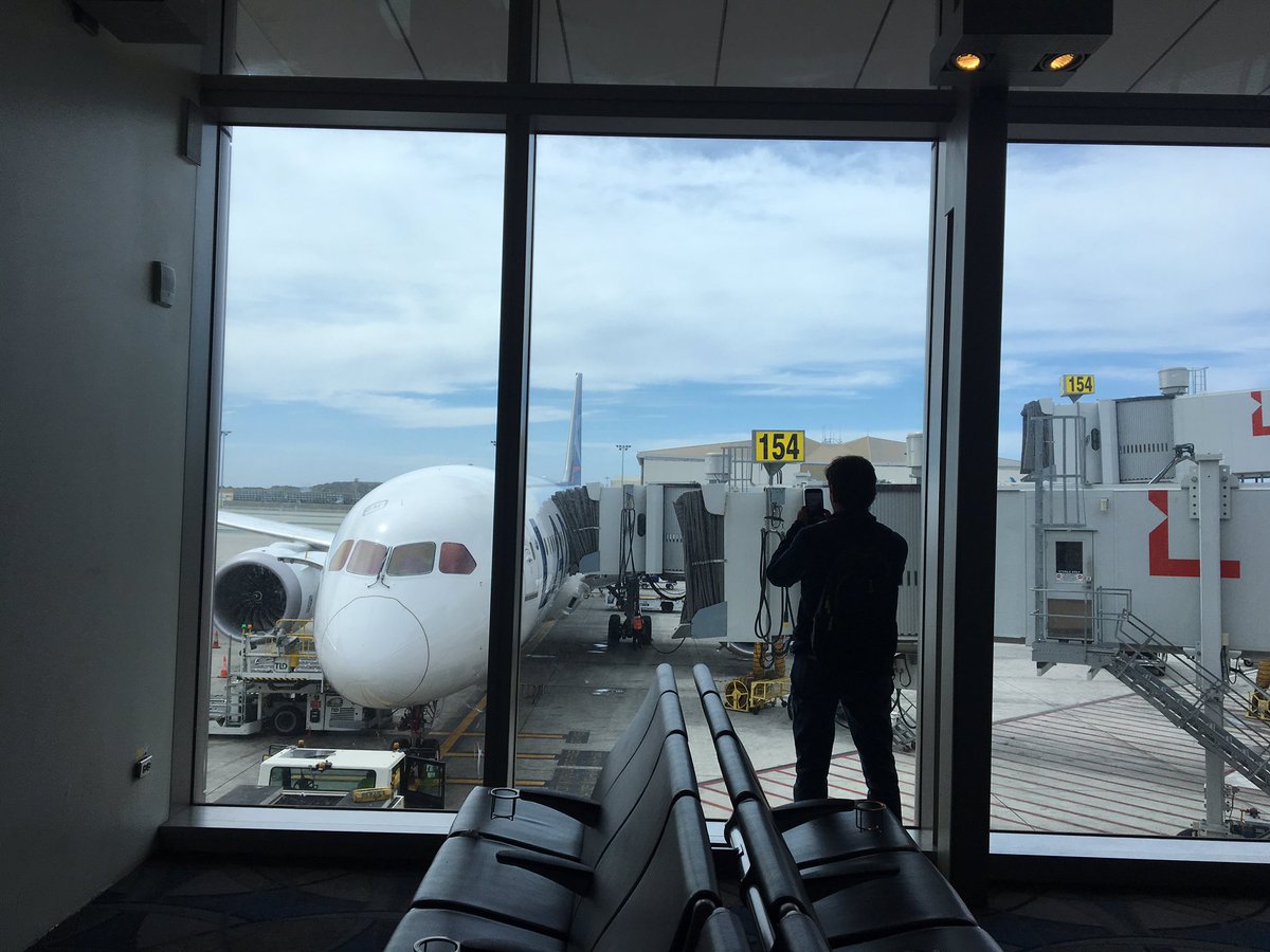 SanFiAr's tweet photo. Experiencia #Latam 👍🏼#A787 #avgeek #aeropuertolax #LAX vía #SCL a #EZE @Floxie10 @SirChandlerBlog https://t.co/puoJGZSz4E