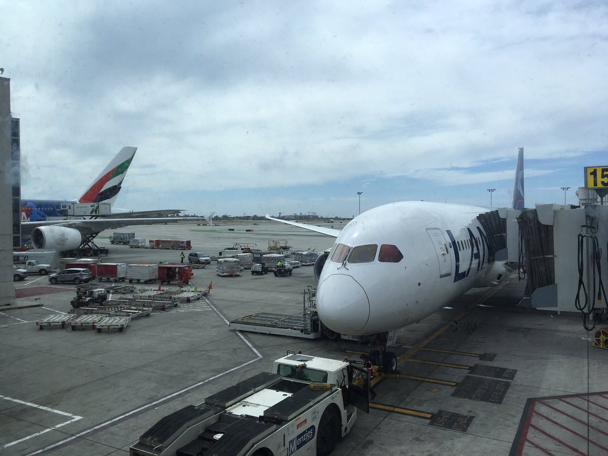 SanFiAr's tweet photo. Experiencia #Latam 👍🏼#A787 #avgeek #aeropuertolax #LAX vía #SCL a #EZE @Floxie10 @SirChandlerBlog https://t.co/puoJGZSz4E