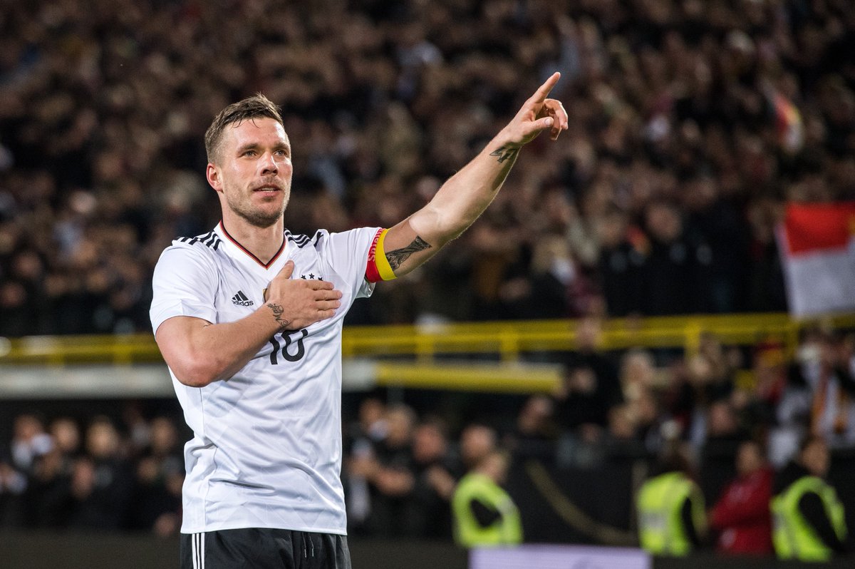 DFB_Team's tweet photo. Wir verneigen uns 🙌 und sagen #TschöPoldi! Was für ein Spieler ❤️Was für ein Abschied 👊 #GERENG 1:0 #DieMannschaft #Legende https://t.co/6nt6ADh5h8