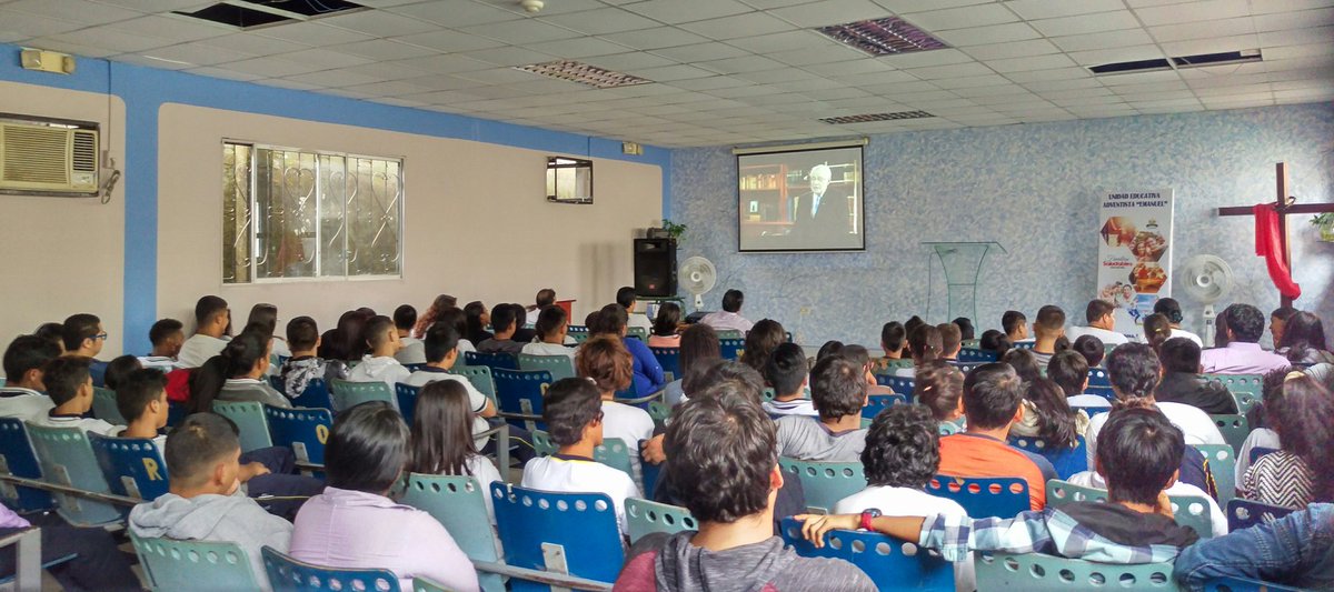 Alumnos de la Unidad Educativa Adventista Emanuel en el estreno de la película #Opuestos #EducacionAdventista #EducarconEsperanza