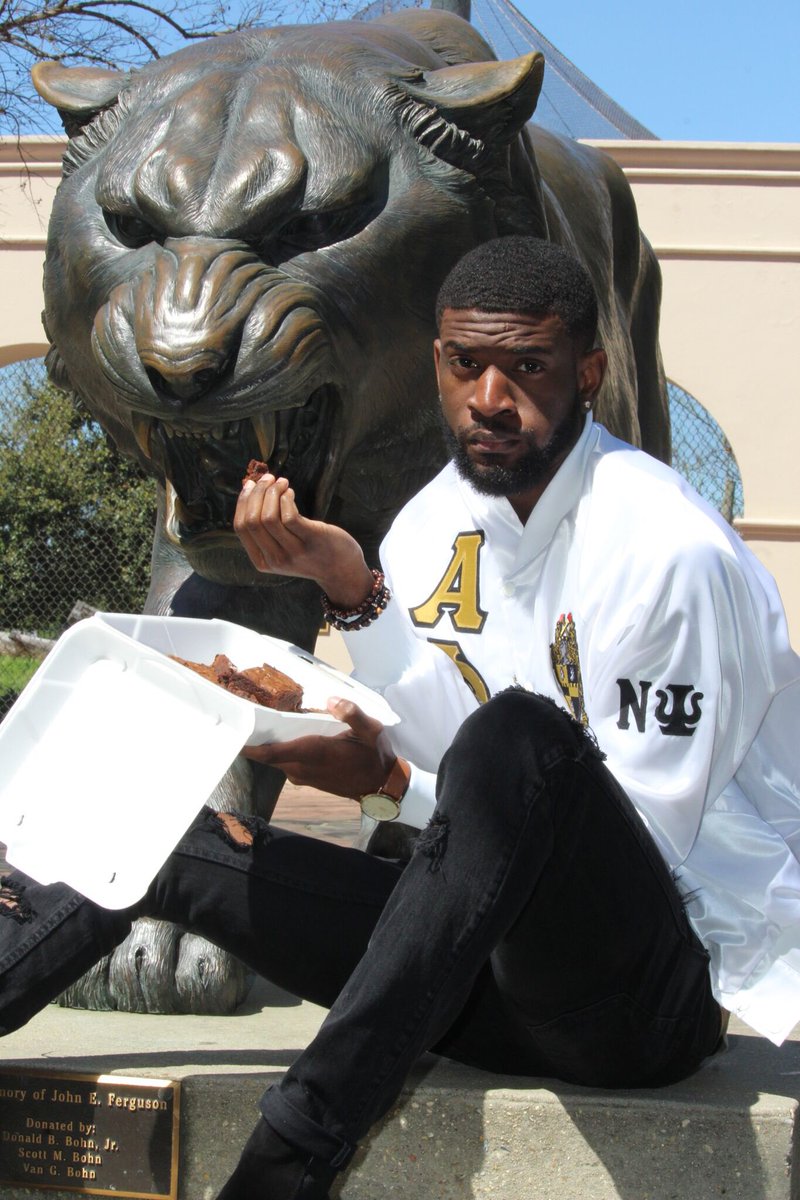 chase_august's tweet photo. "How many boys y'all have?"
"Can you get me in the show/party for free?"
"You single?" #NuEdition @NuPsiAlphas https://t.co/pNfmTPOgbE