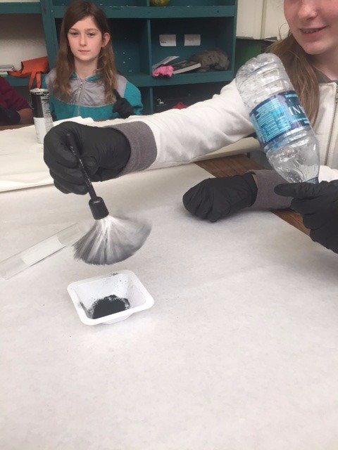 NVUSD_WBL's tweet photo. Students learning how to do latent finger printing from Vanessa! @CityofNapa @River_School #rivermentorday https://t.co/xkPxgOr7wT