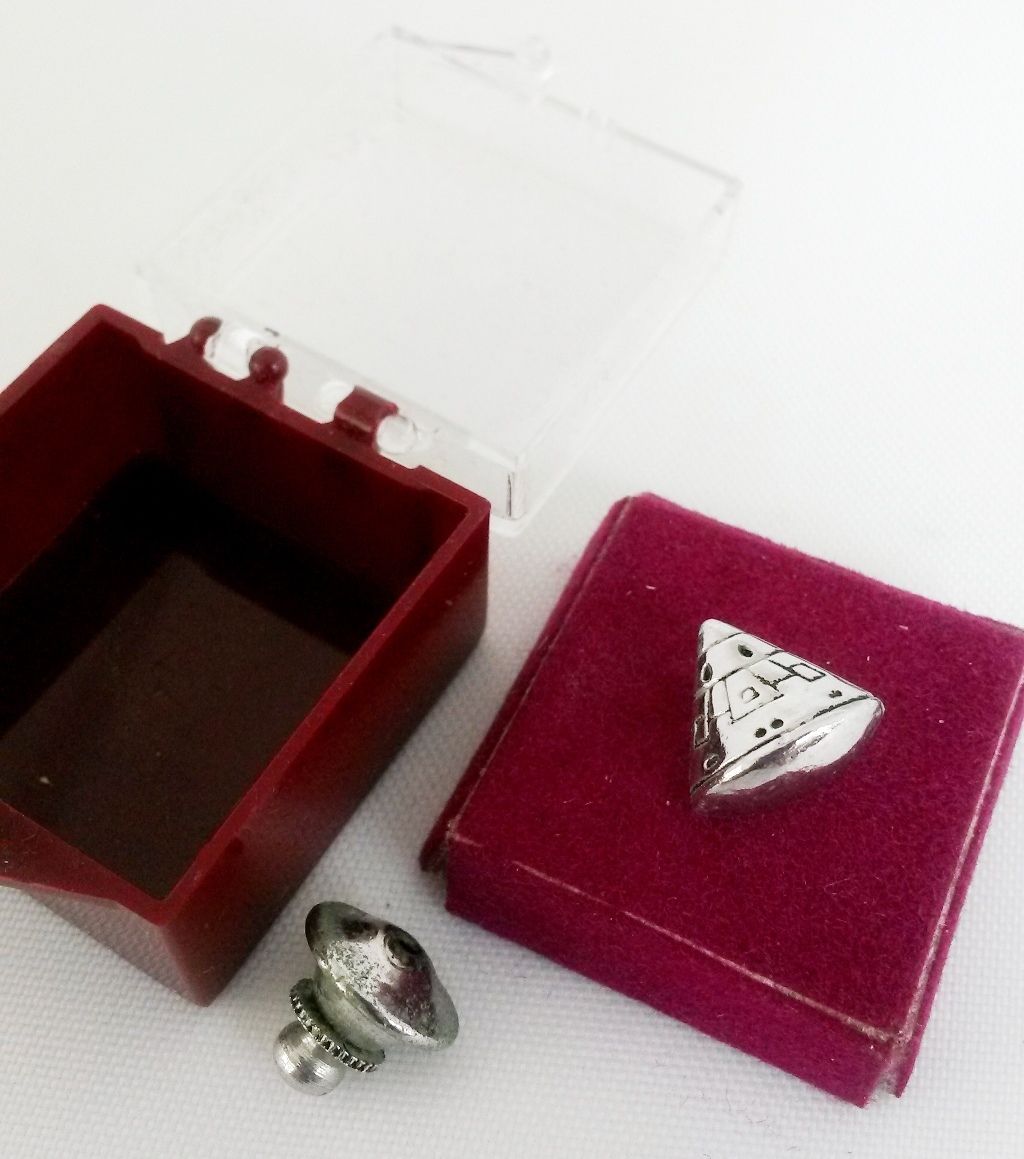 HolyInspiredEva's tweet image. Vintage NASA Apollo 3D Command Module Tie Tack Pin Space Program Promotional ebay.com/itm/Vintage-NA… #alexpals #myrickyjewelry