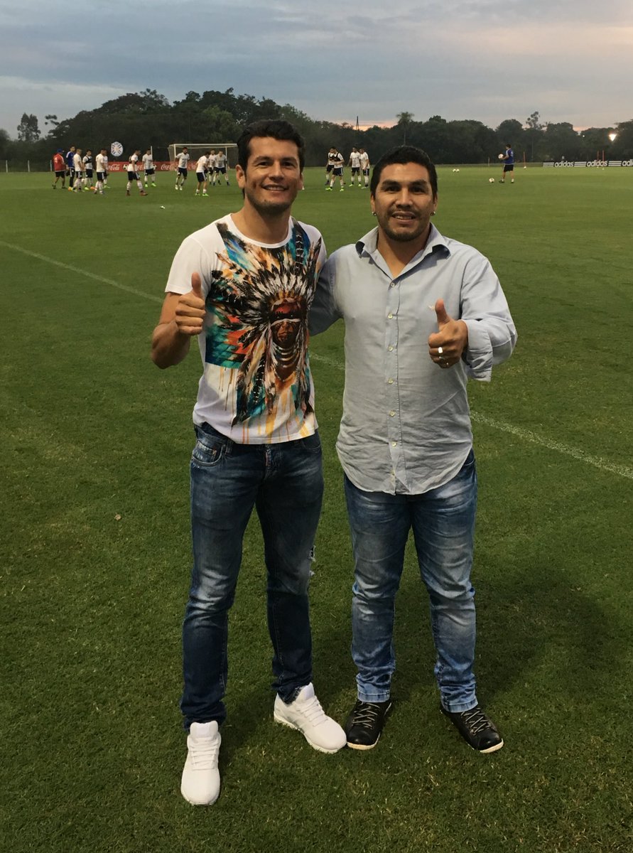 Albirroja's tweet photo. ⚪️🔴 Miren quienes están en la práctica albirroja 😍😍 #SalvadorCabañas @Haedo18Valdez9 🙌🏻🙌🏻
#VamosParaguay !!! 🇵🇾⚽️ https://t.co/tMUjDYGh41