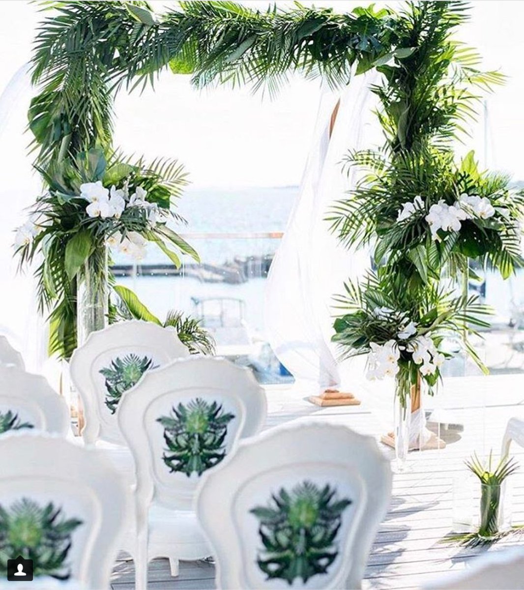 Wedspire's tweet photo. A magnificent arch for a tropical ceremony! RT: #khushmag  |  Flower design: #augustinbloom  | Photo: @aliciathurstonphotography https://t.co/FEUy9yf00e