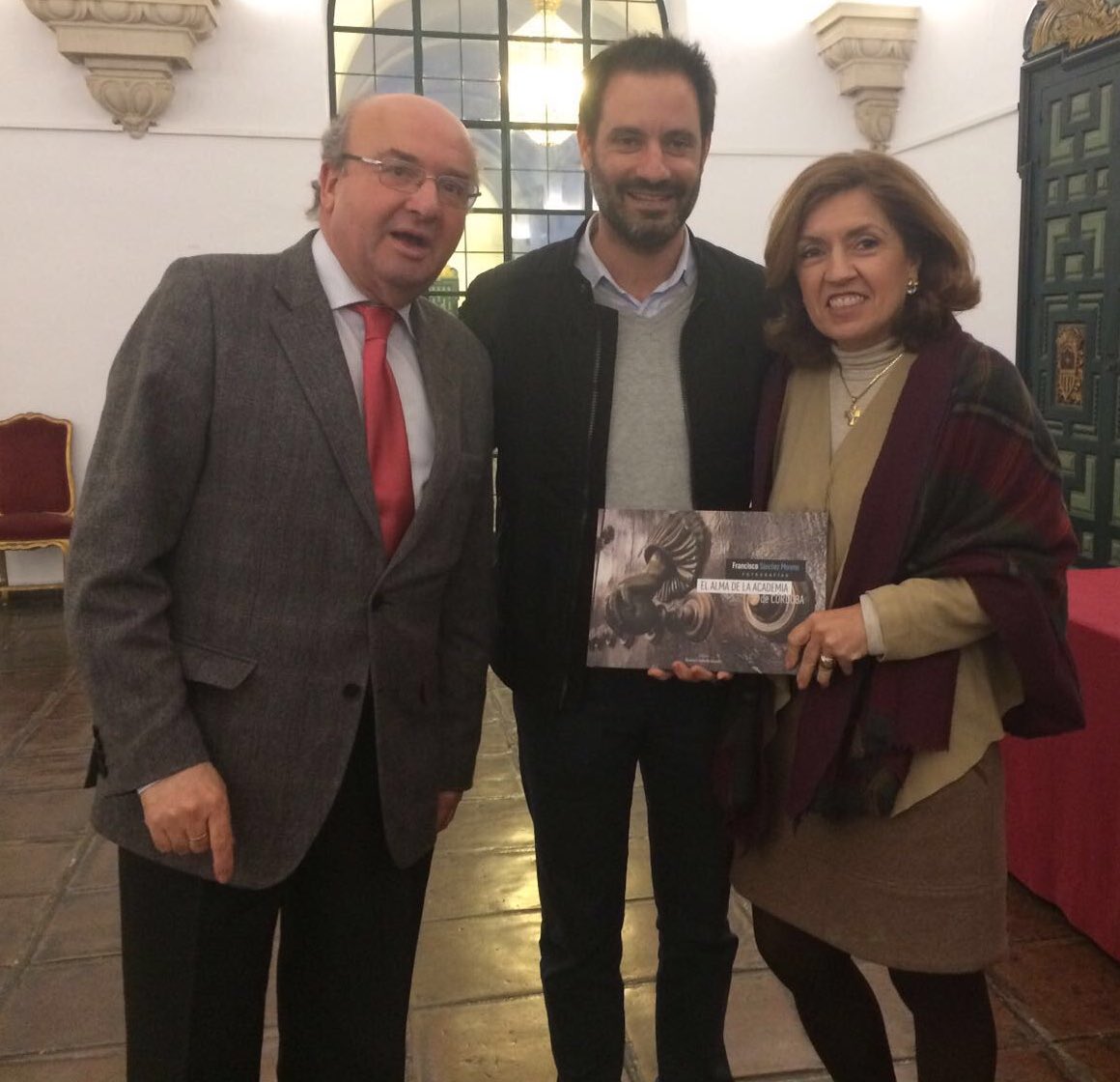 Julio_Criado's tweet photo. Con mis compañeros Luis Martín y María Jesús Botella en la presentación del El Alma de la Academia, del castreño Francisco Sánchez Moreno https://t.co/6PUnggzj5e