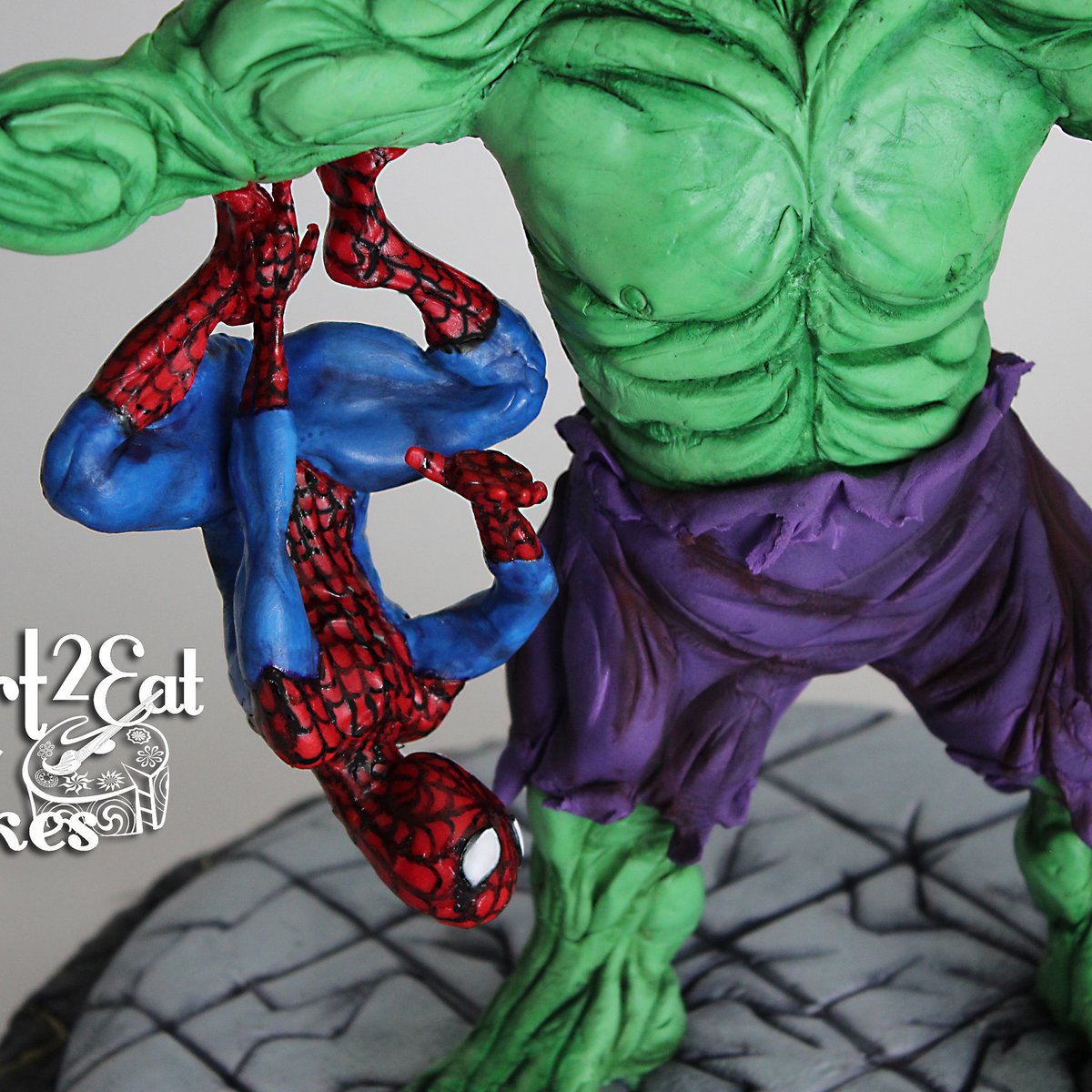 Art2EatCakes's tweet photo. Hulk and Spidey are Friends. #Hulk is @Caljava #Fondx #Spiderman, #MagicChocolate @MagicColours_  Tribute to #StanLee #SDCS2017 #FoodArt https://t.co/576f01692O