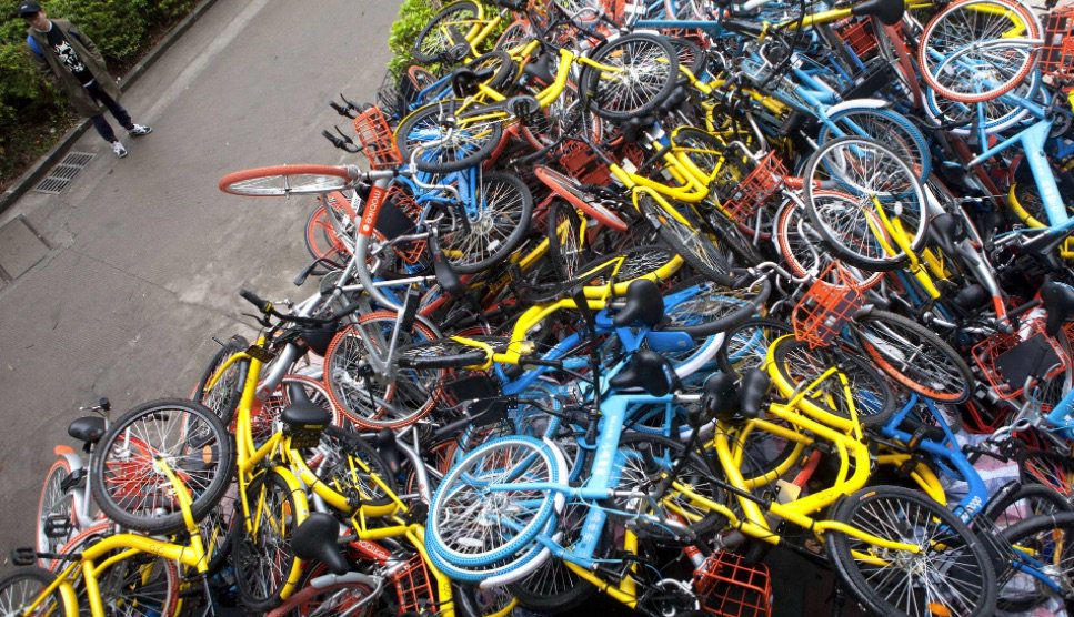 KevinCGriffin's tweet photo. Maybe this needs a rethink: rent a dockless bike by smartphone &amp; dump it anywhere - even in a big pile https://t.co/Hsimh9gF8o #UberBikes https://t.co/XklyhR7yIp