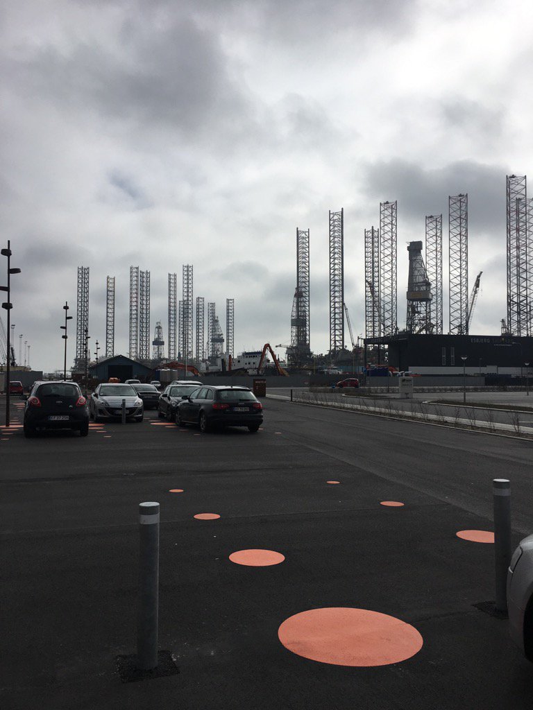 Mere end hver anden olieborerig i nordsøen er "parkeret"  - her Esbjerg Havn <a href="/DanskeHavne/">Danske Havne</a>