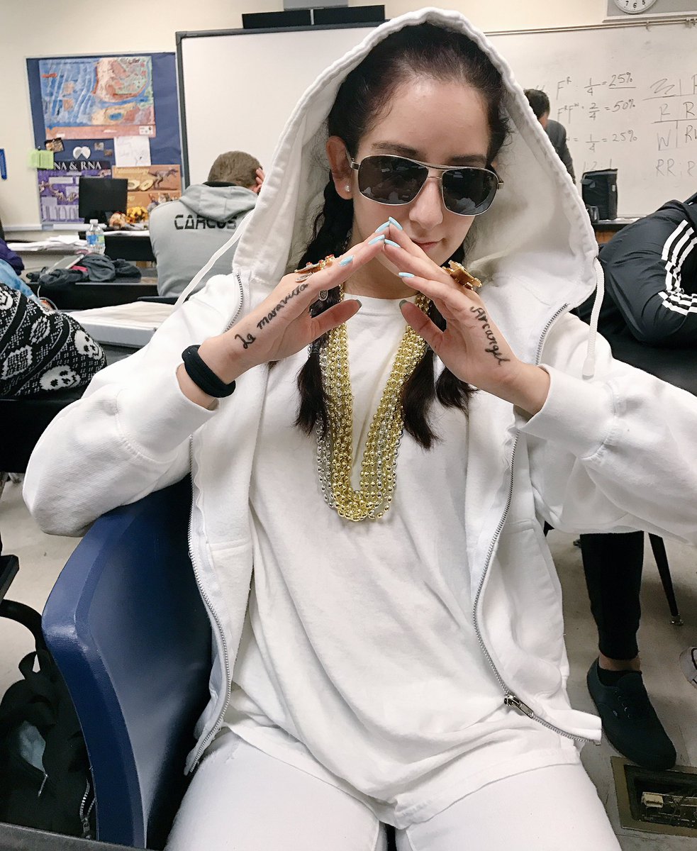 arisguzmanp's tweet image. Tú no vives así cabron ☠️💸💰👿🔪 #MusicGenreDay #PapiArca #BadBunny #GangGang #LAMA #Prrrrraaaa