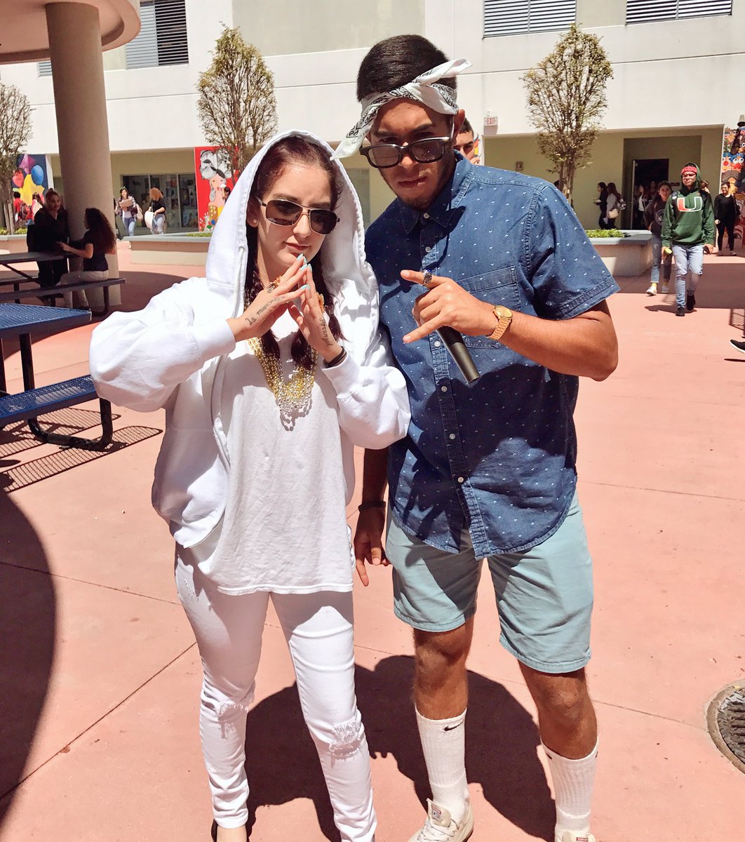 arisguzmanp's tweet image. Tú no vives así cabron ☠️💸💰👿🔪 #MusicGenreDay #PapiArca #BadBunny #GangGang #LAMA #Prrrrraaaa