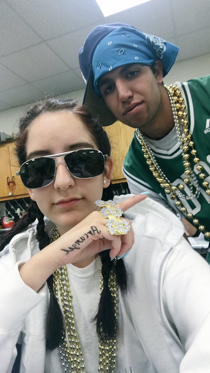 arisguzmanp's tweet image. Tú no vives así cabron ☠️💸💰👿🔪 #MusicGenreDay #PapiArca #BadBunny #GangGang #LAMA #Prrrrraaaa