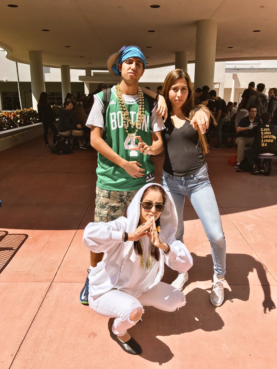 arisguzmanp's tweet image. Tú no vives así cabron ☠️💸💰👿🔪 #MusicGenreDay #PapiArca #BadBunny #GangGang #LAMA #Prrrrraaaa