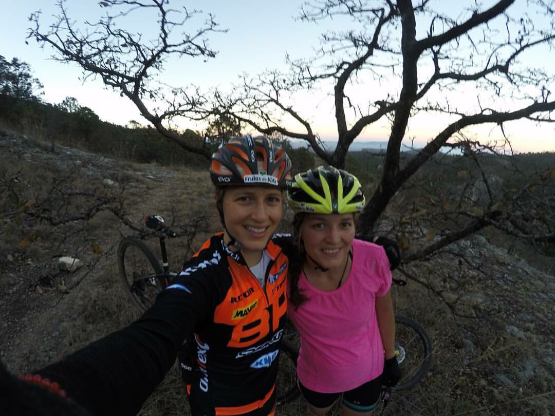 Me encanta tenerte cerca y pasar tiempo contigo 🚲 😊 #Hermanas  #FrutosDeVida