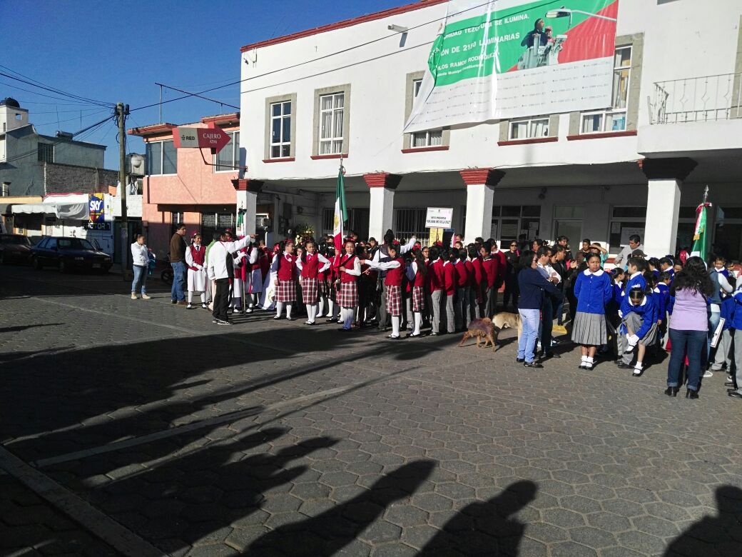 Tezoyuca2018's tweet photo. Desfile conmemorativo del Lic. Benito Juarez en Tezoyuca https://t.co/BmhDA9ODV9