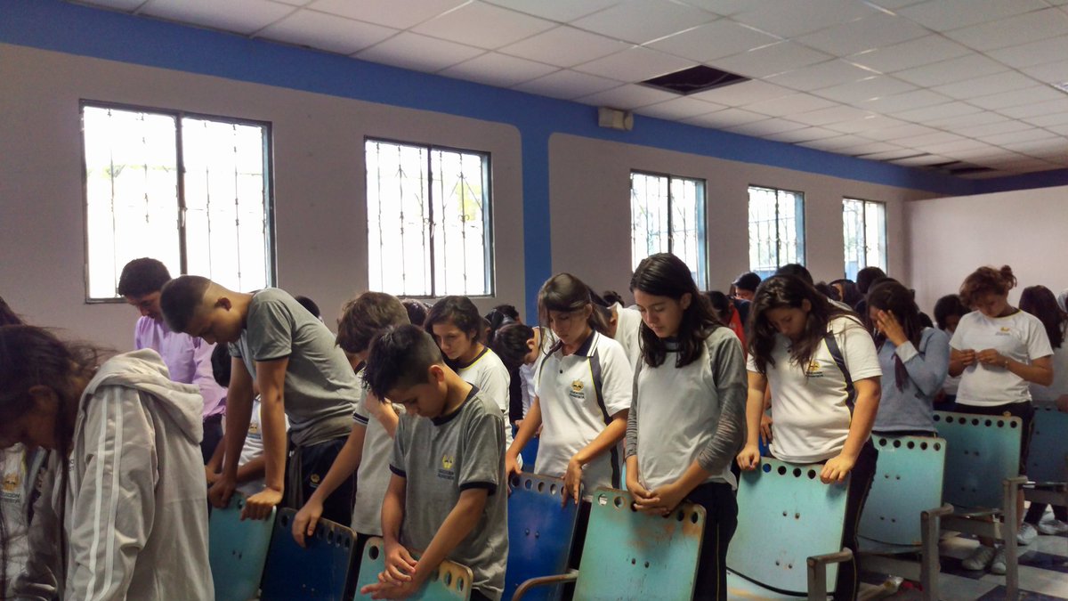 El Pr. Darling Ayala comparte mensaje inspirador para los jóvenes del colegio Emanuel...