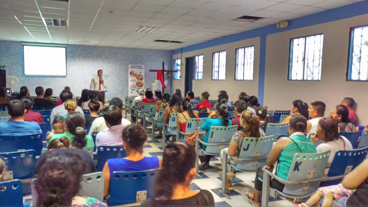 Escuela para Padres "Familias Saludables" con el Pr. Darling Ayala en el colegio Emanuel...